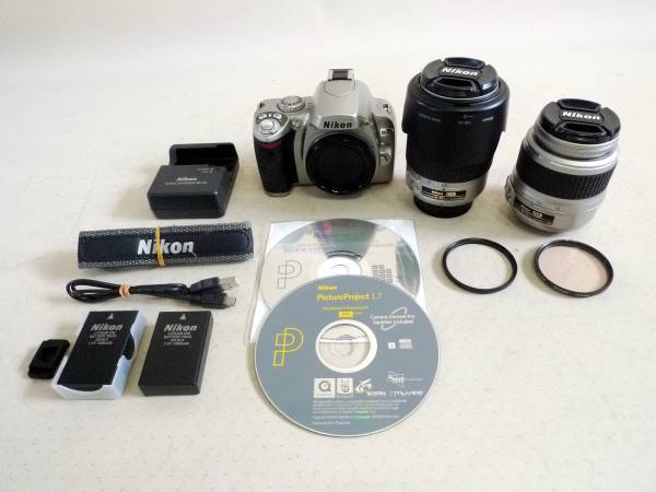 □NIKON D40 ダブルズームキット シルバー バッテリー2個付
