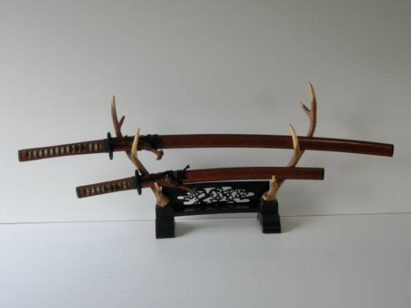 模造日本刀　2本　台座付き　中古品