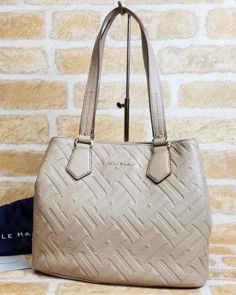 超美品 コールハーン エンボスロゴ レザートートバッグ ベージュ