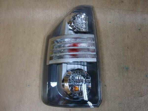 16137☆ZRR70/前期ヴォクシー★左テールランプ★