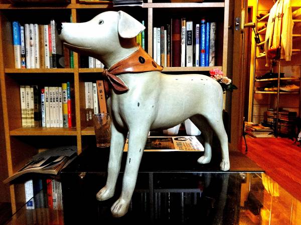 木製の白い犬の置物　