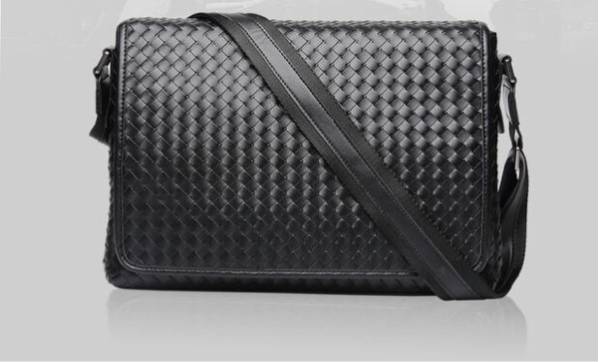 牛革製 イントレチャート メッセンジャー ショルダーバッグ 黒 BOTTEGA