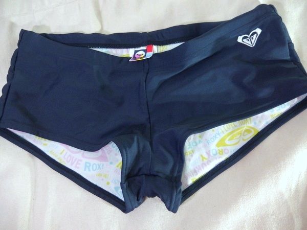 ★ROXYロキシーの紺色ローライズストレッチホットパンツ