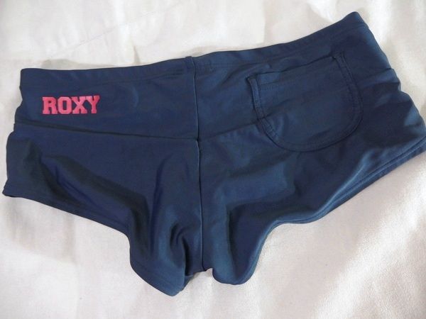 ★ROXYロキシーの紺色ローライズストレッチホットパンツ