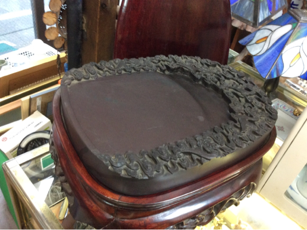 【送料無料】どんな字が書けるんだろう 台座付 硯 すずり