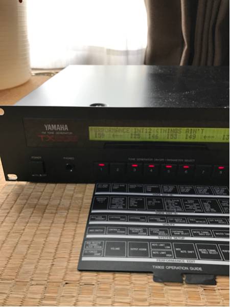 FM音源モジュールYAMAHA TX802です。
