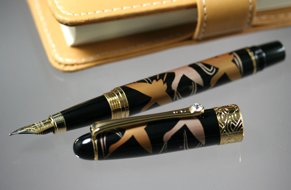 ☆細密造りのスワロ付き万年筆☆純金粉加賀蒔絵☆【波に群れ鶴】