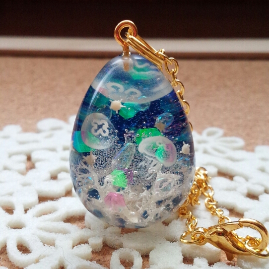 レジン　ハンドメイド　クラゲたまご（大） ドロップ ネックレス