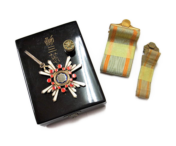 極美品 本物　勲三等瑞宝章 略綬 箱付 旧日本軍 勲章　記章　徽章　紀章 旧日本軍 勲三等瑞宝章 略綬付 金字書体共箱 勲章 勲三等瑞宝章