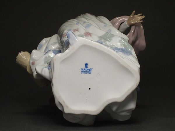 C541. リヤドロ「春の輝き」花籠を持つ女性 フィギュリン 置物
