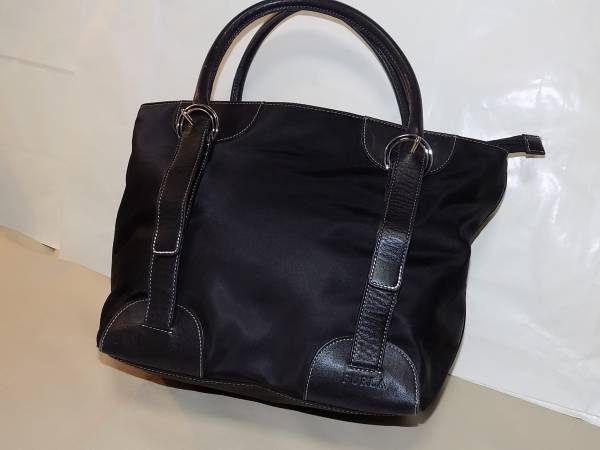 美品”FURLA フルラ黒のお洒落なバッグ”