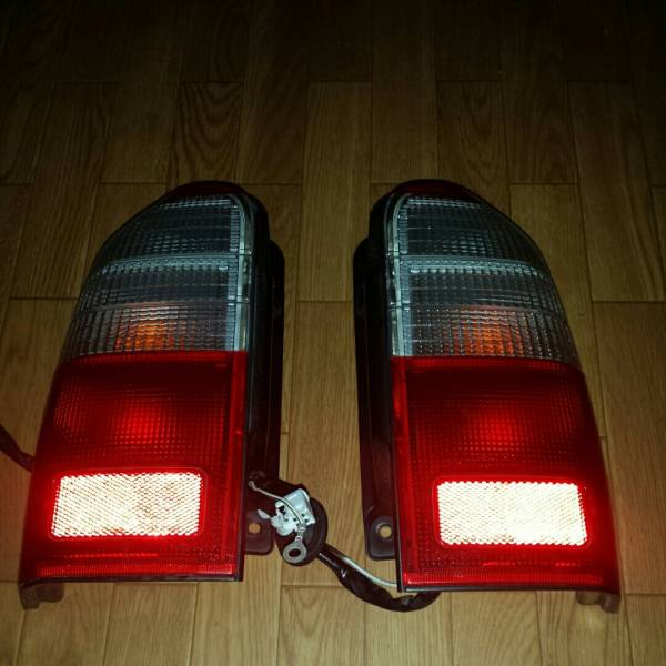 美品左右セット185サーフ後期　トヨタ純正テール　ハイラックス　