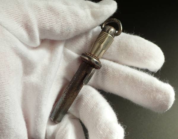 時代　十手　根付　鉄地　３7ｇ　金工/槌目/提物/緒締