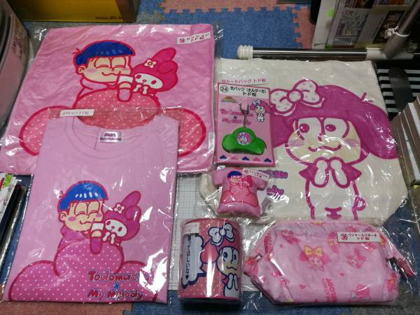 おそ松さん ローソン サンリオ当りくじ 7点 7種 全種類フルコンプリートセット クッション トート Tシャツ ポーチ 缶バッジ トド松