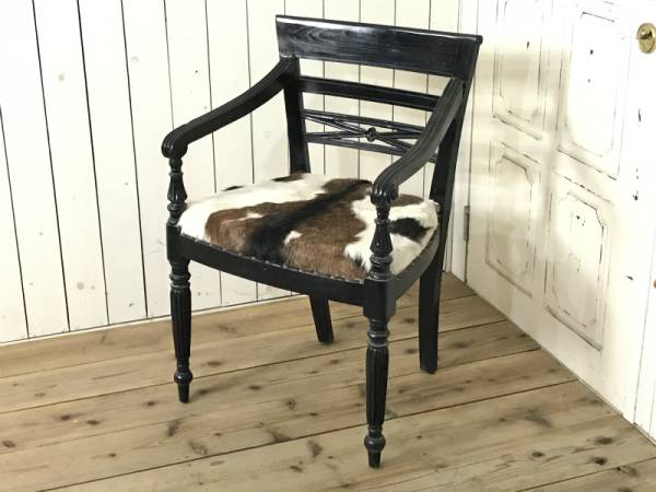 心地よい手触り 無垢材チーク アンティーク調 毛皮張りクッションアームチェア