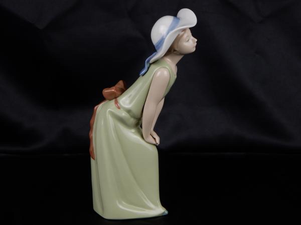 リヤドロ 若草色の少女 LLADRO | フィギュ 美品 鏡の前で（若草色