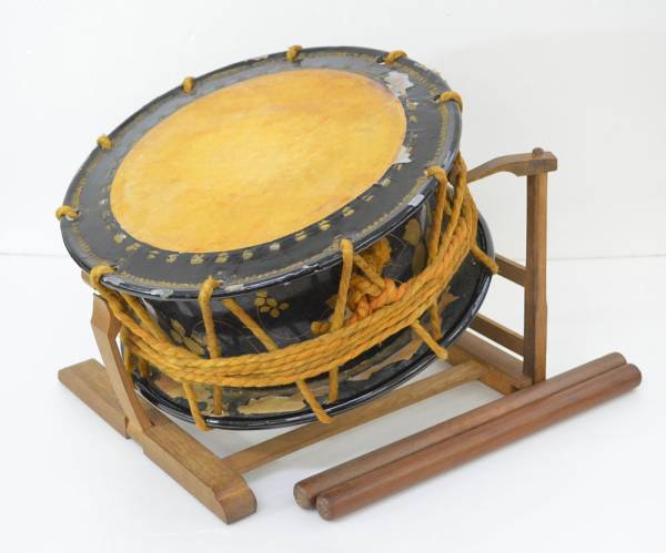 古 和太鼓 金蒔絵 鶴 老松 台 バチ 時代物 古民具 古 和太鼓 金蒔絵 鶴 老松 台 バチ 時代物 古民具 古 和太鼓 金蒔絵 鶴