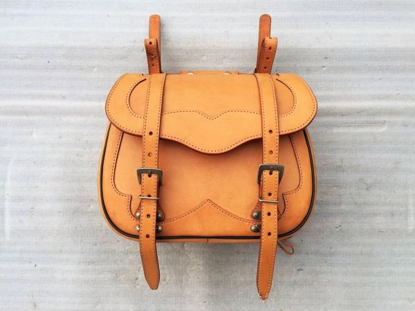 デグナー レザー サドルバッグ サイドバック タン HDG-SB3B-TAN レザー4㎜厚 ハーレー アメリカン ツーリング等 汎用 コケ傷無し 希少 美品