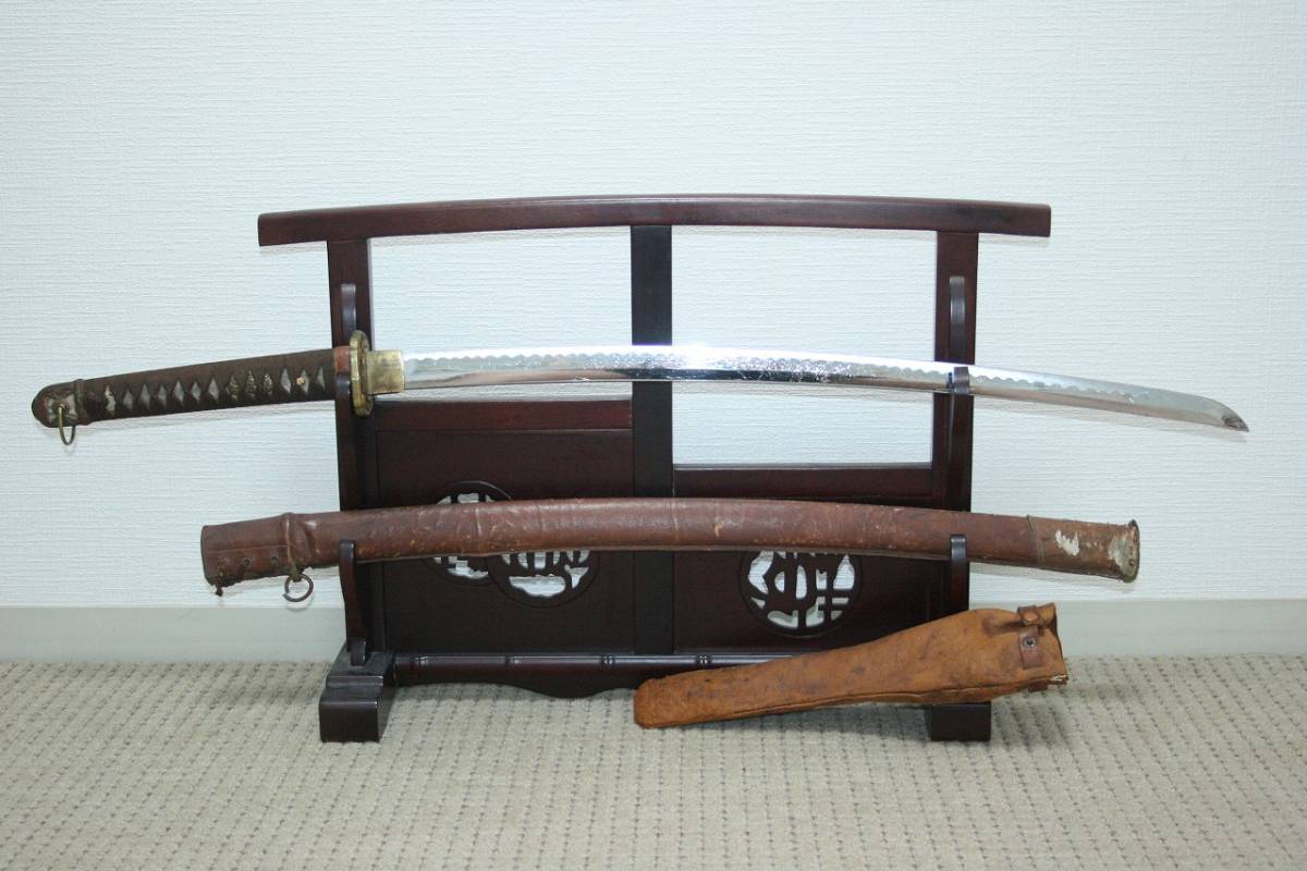 合金刀身付き大日本帝國陸軍野戦用革覆い鞘98式軍刀拵 ・鍔，切羽，縁頭，革ストッパー，猿手，佩環，桜紋目貫柄前，革製柄袋，一式完備！
