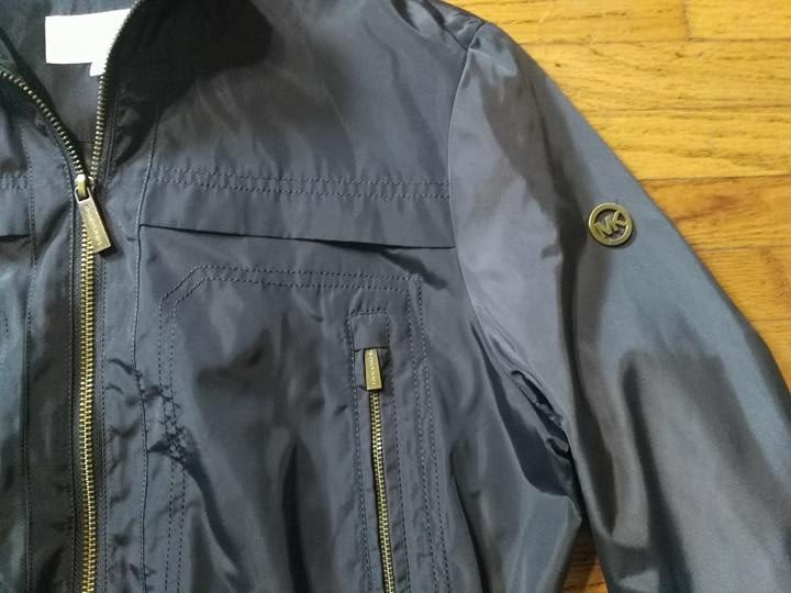 マイケルコース MICHAEL KORS バッグ （ネイビー） -アウトレット通販 最終価格新品！マイケルコース♪グレー、ポケットファスナートリムカサカサジャケット