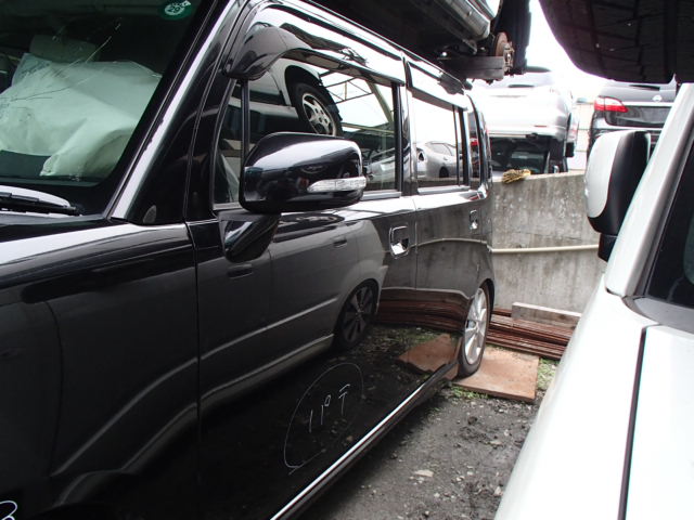 82608■ L575S ムーヴコンテ ドアパネル 左前 左フロント X07 黒