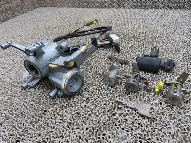 3434・いすゞ ビッグホーン UBS69GW【キー シリンダー 1台分 セット