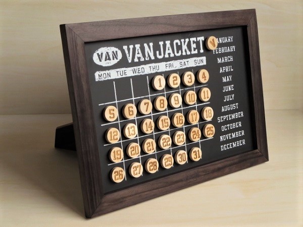 【新品】VAN  JACKET　天然木　万年カレンダー　足つき　完売品 新品】VAN JACKET 天然木 万年カレンダー 足つき 完売品 彩 | 株式会社杉本