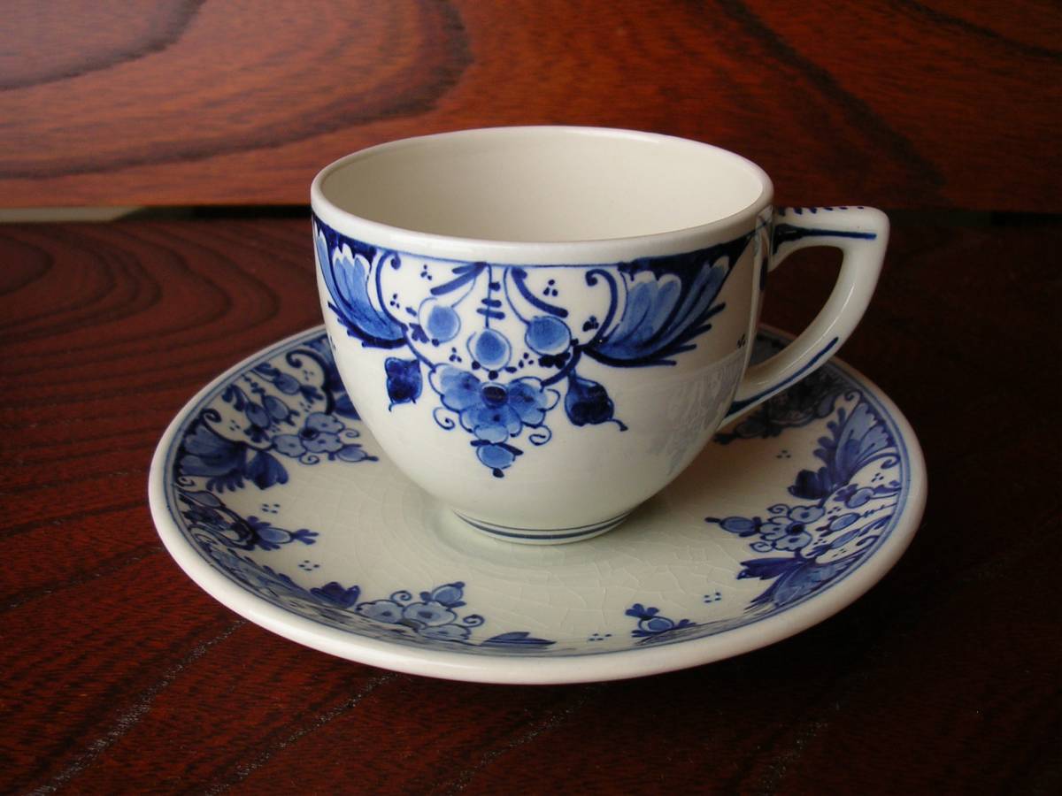 ロイヤルデルフト焼のデミタスカップ＆ソーサー　Royal Delft ハンドペイント　デルフトブルー　オランダ　陶器　置物