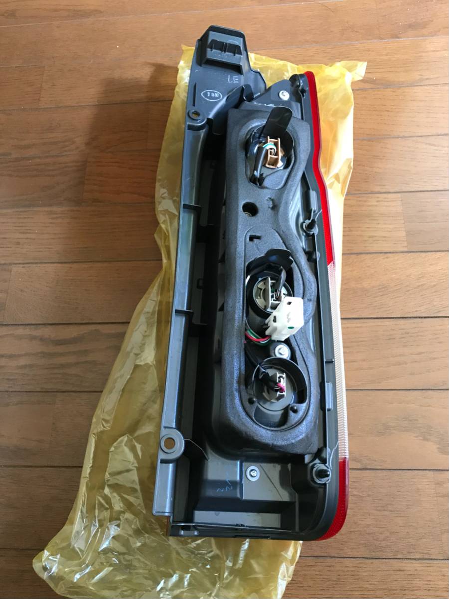 ハイエース 4型 純正 テールランプ 左 (助手席側)
