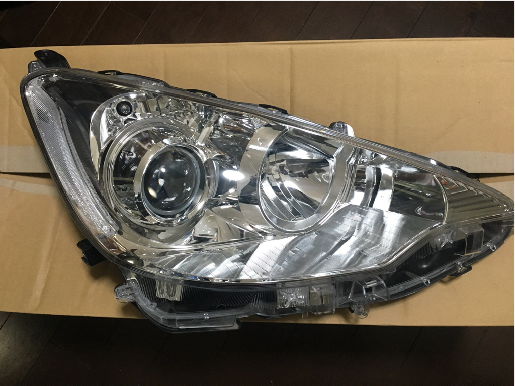 75 トヨタ NHP10 アクア 前期 純正 ヘッドライト 右 ハロゲン KOITO 52