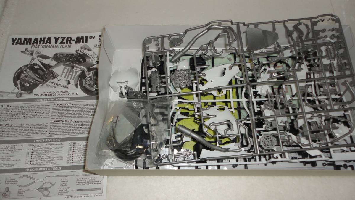 タミヤ／ヤマハ YZR-M1’09 フィアット ヤマハチーム オートバイ 1／12 プラモデル 一部組立済み