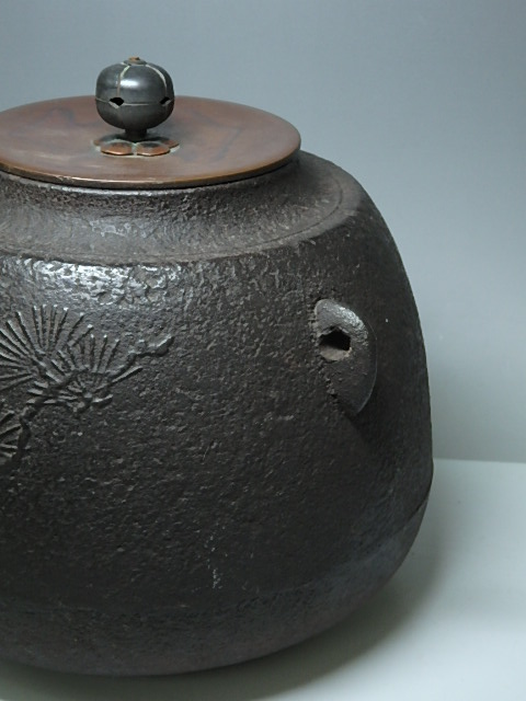 ☆鉄製【松地文 尻張釜】銅製蓋 直径20.5・高さ17cm 2.8kg 茶道具 茶器