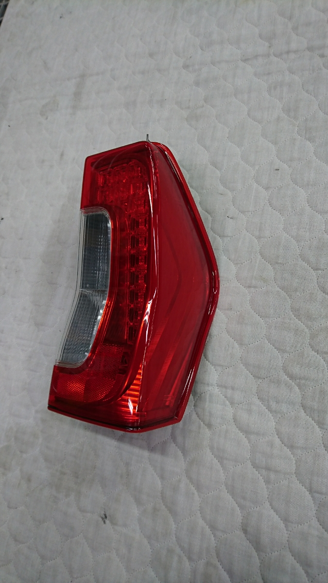 タントLA600S/右テールランプ タント タントLA600S 右テールランプ