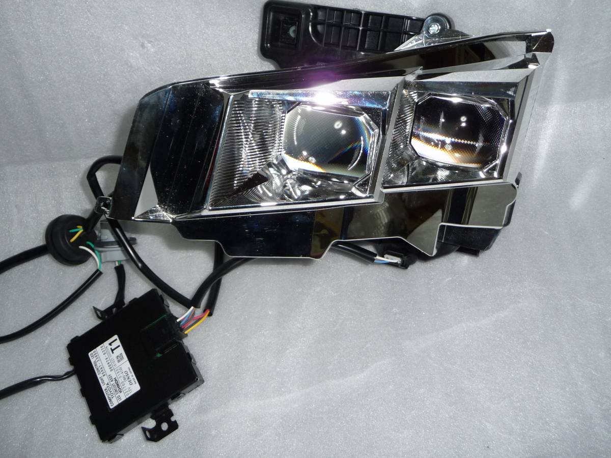 80 前期 ヴォクシー 右 LED ヘッドライト　81110-28D21 ウ゛ォクシー VOXY ZRR80 ZWR80 右 ヘッドライト 28-229 81110-28D20