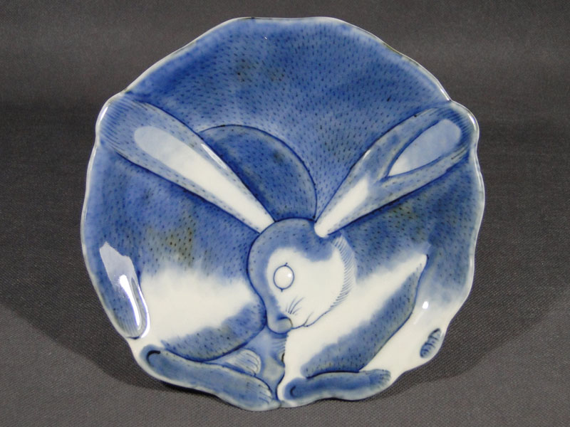 人気No1 兎の形兎の絵 染付変形中皿 直径約18.5cm 【公式通販】