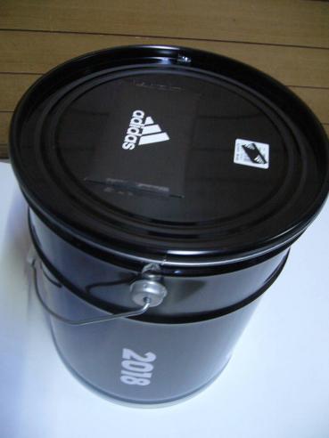 アディダス　adidas 福袋　２０１８　缶　L　サイズ