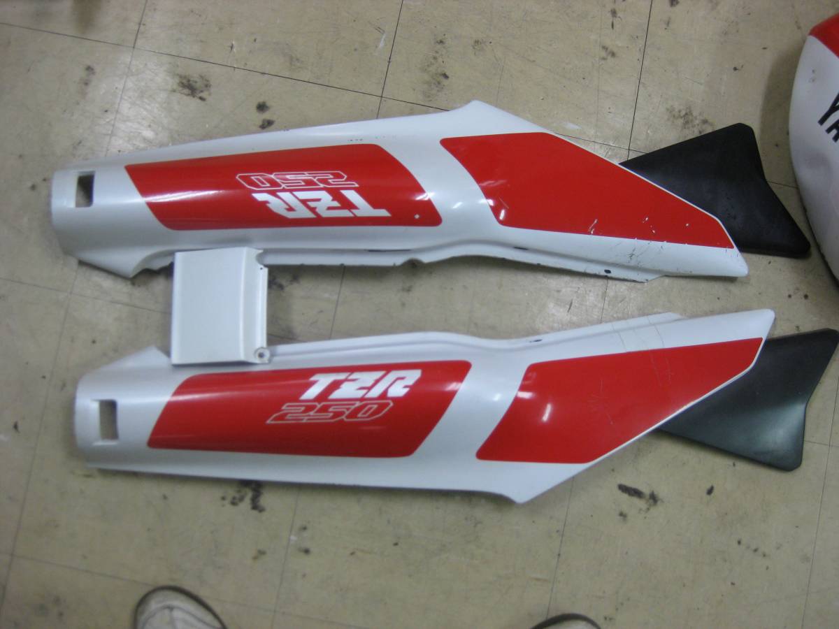ヤマハ TZR250 2XT テールカウル TZR250 2xt赤白カウル3点セット 1kt tz！！