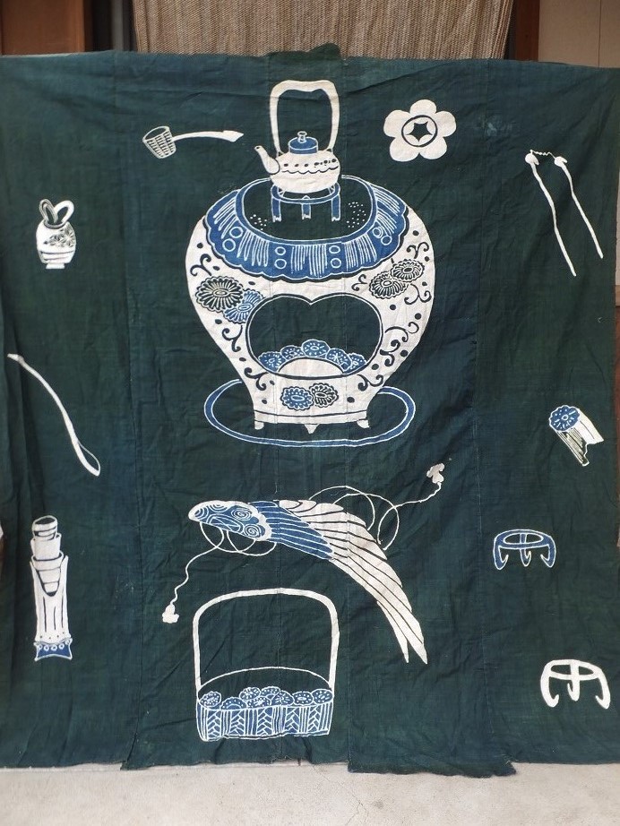 厚手緑色藍木綿筒描き茶道具柄の古布・4幅繋ぎ・リメイク材(リメイク