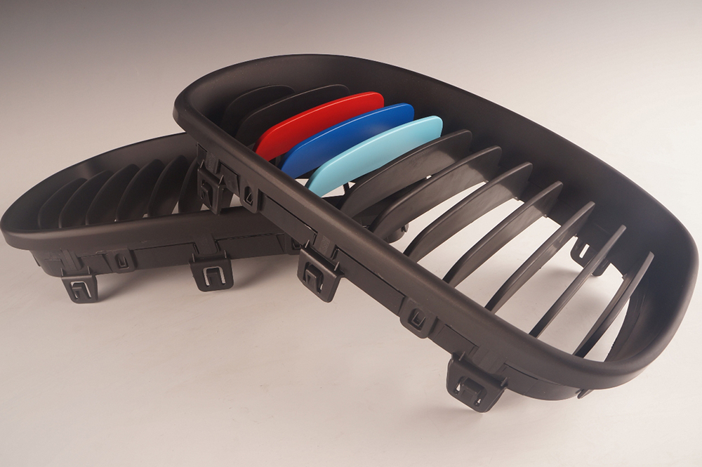 在庫 美品 即納 新品 左右SET BMW E81 E87後期 / E82E88 フロントグリル 艶消黒+Mの3色カラー ABS