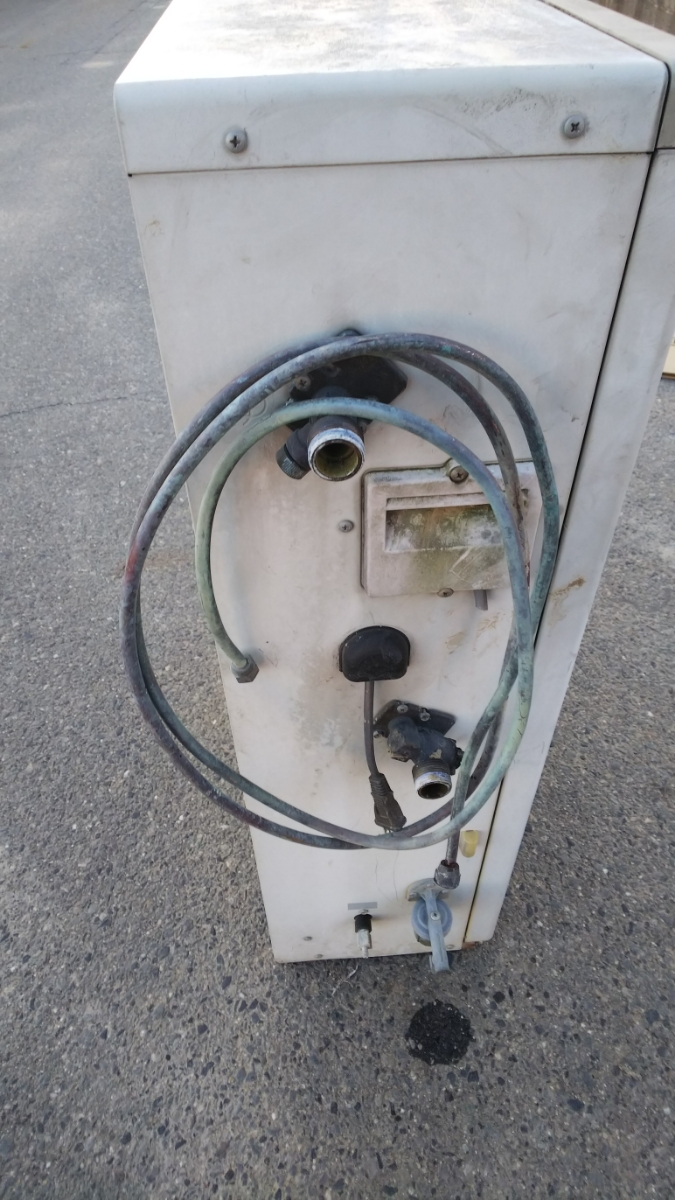 中古1997年製造石油給湯器TOTO-RPH312と同型です。水道直圧のシンプル