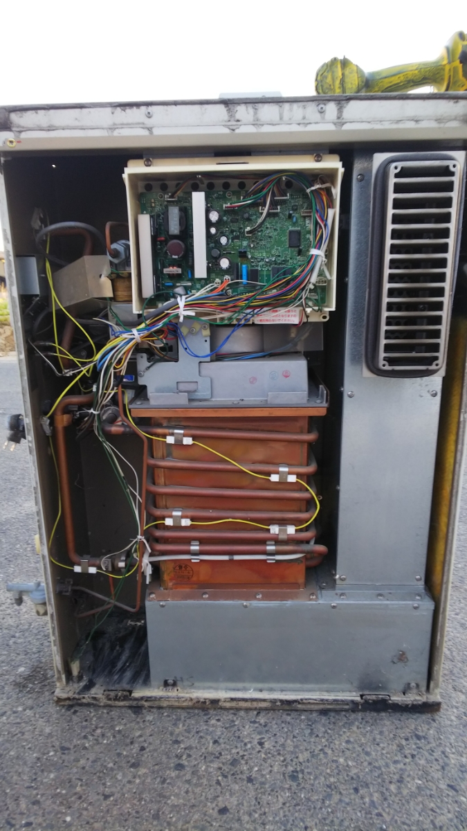 中古1997年製造石油給湯器TOTO-RPH312と同型です。水道直圧のシンプル