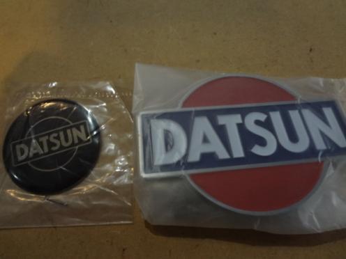 DATSUN ダットサン　旧車 グリルバッチ　オーナメントバッジ ホーンステッカー　ダットラ ブルーバード フェアレディ 未装着部品