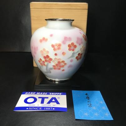 [未使用 太田七宝 白釉桜紋花瓶]新品箱入り 花台付 七宝焼 有線七宝 銀線 花器 花入