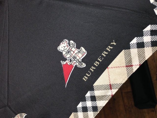 f180308-06F BURBERRY 折りたたみ傘 黒 ブラック クマ 定番柄 