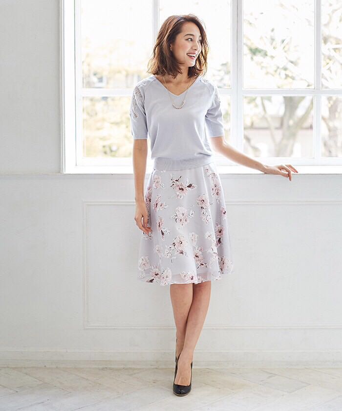  レッセパッセ デビュードフィオレ モデルさん着用 ショルダーレース フラワー Vネックプルオーバー クロ 定価12 960円(トップス)｜売買されたオークション情報、yahooの商品情報をアーカイブ トップス