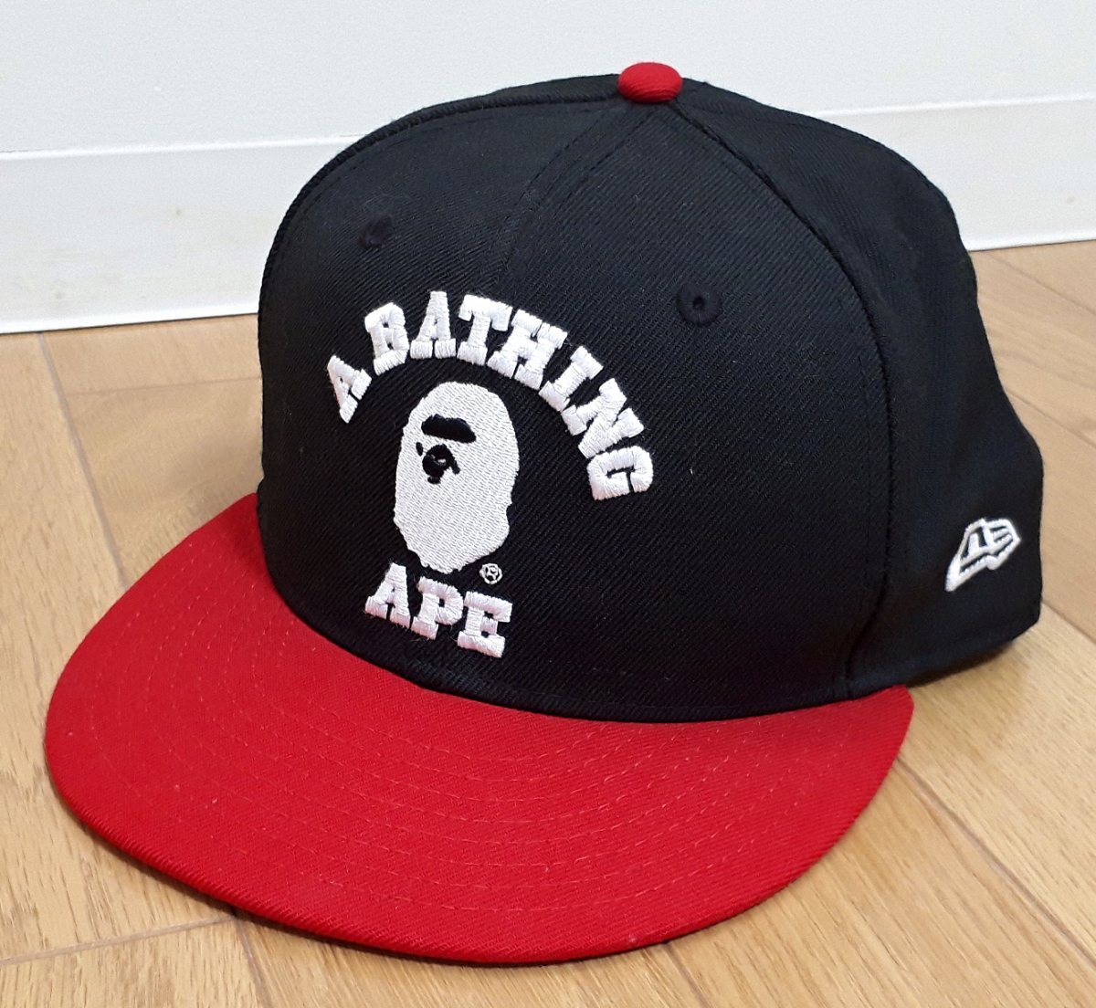 安い，新品 極 超絶 激レアカラー 初期 A BATHING APE &times; NEW ERA コラボ カレッジロゴ 刺繍 キャップ 帽子 サイズ 7 1/2 エイプ ニューエラ(その他)｜売買されたオークション情報、yahooの商品情報をアーカイ 男性用