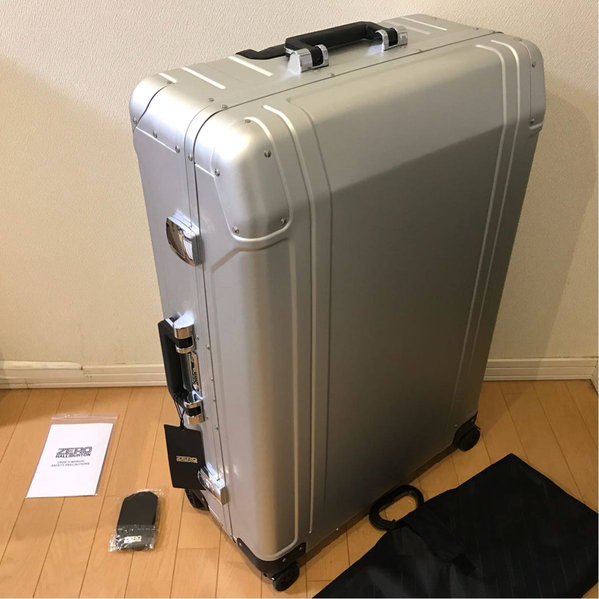 ゼロハリバートン ＺＲＧ３０-ＳＩ ９４０１２０ ５５ シルバー ９５Ｌ ４輪 Ｇｅｏ Ａｌｕｍｉｎｕｍ ＺＥＲＯ ＨＡＬＬＩＢＵＲＴＯＮ