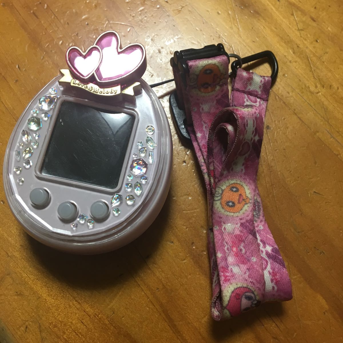 中古品】 たまごっちピース たまデコピアス ラブ&メロディ ストラップ