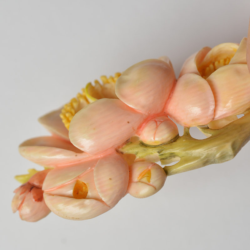 帯留 象牙 約11ｇ 花彫細工 椿 在銘 和装小物 時代物 骨董 古美術 アンティーク ヴィンテージ レトロ 
