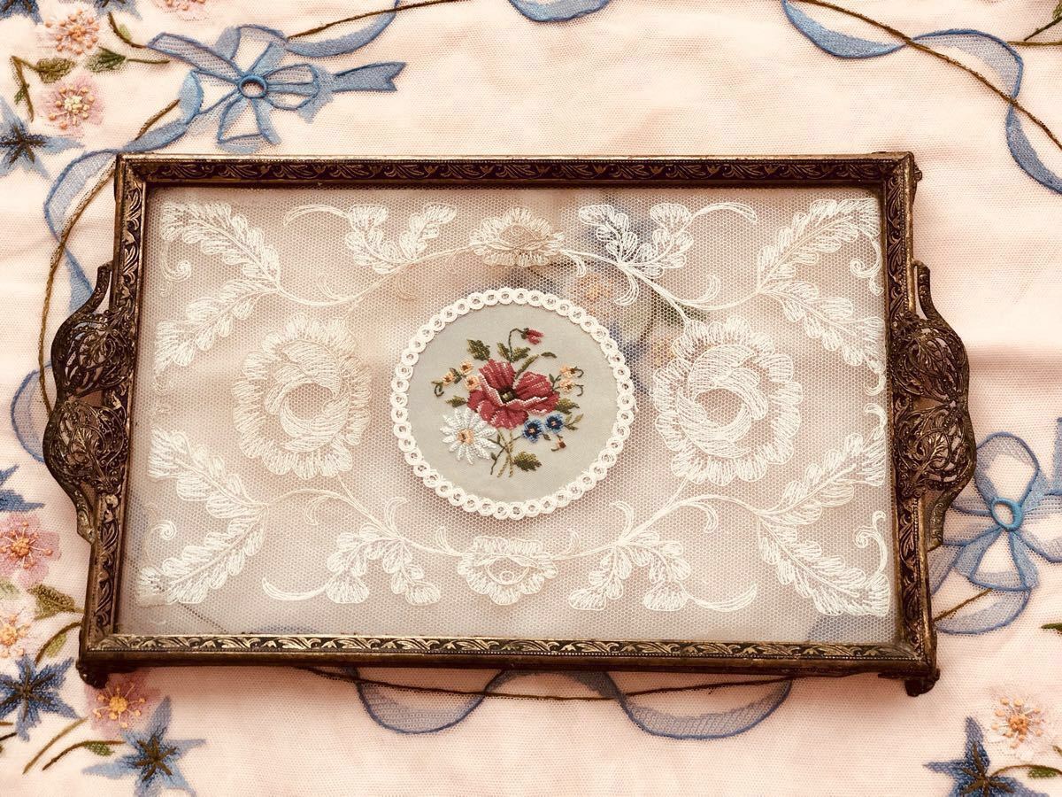 フランスから届いたアンティークのトレイ、プチポワンの刺繍が 